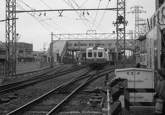 昭和２７年（１９５２年）の長後駅上り線の電車