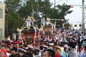 続々と会場に到着する神輿