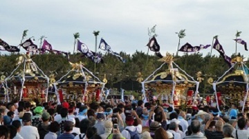 祭り会場を練り歩く神輿