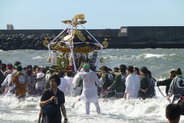 海に入り禊ぎ神事(1)