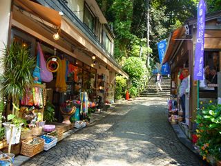 江の島　赤鳥居の下　巳待ち横丁