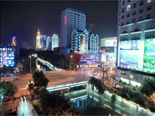 市内中心地の夜の風景。大きな商用ビルが並ぶ。
