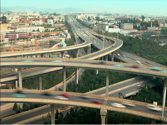 高速道路網　中国各主要都市に伸びる高速道路網に加えベトナム、ラオス国境へ伸びる高速道路もある。