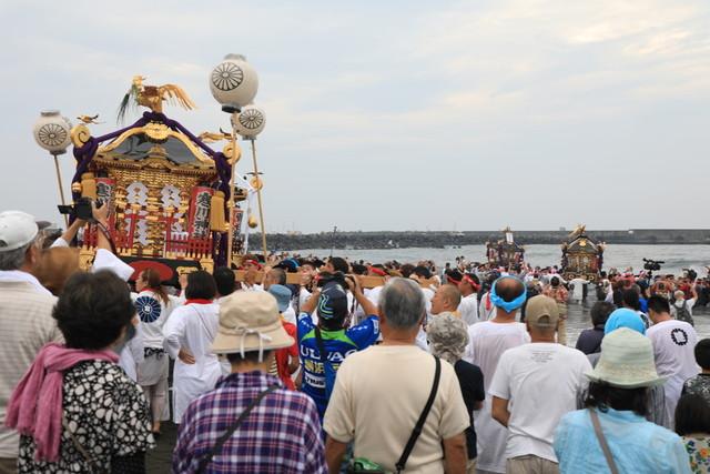 朝4時から7時まで順番に御神輿が浜に降ります。