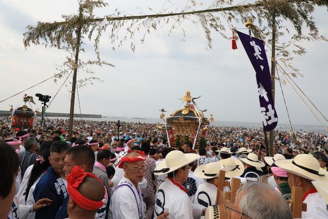 浜は大勢の人で混雑していました。