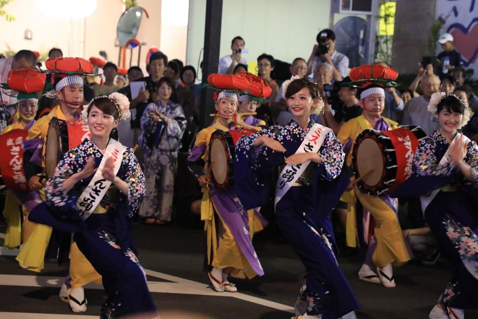 5人のミスさんさ踊りの笑顔が素敵。22日