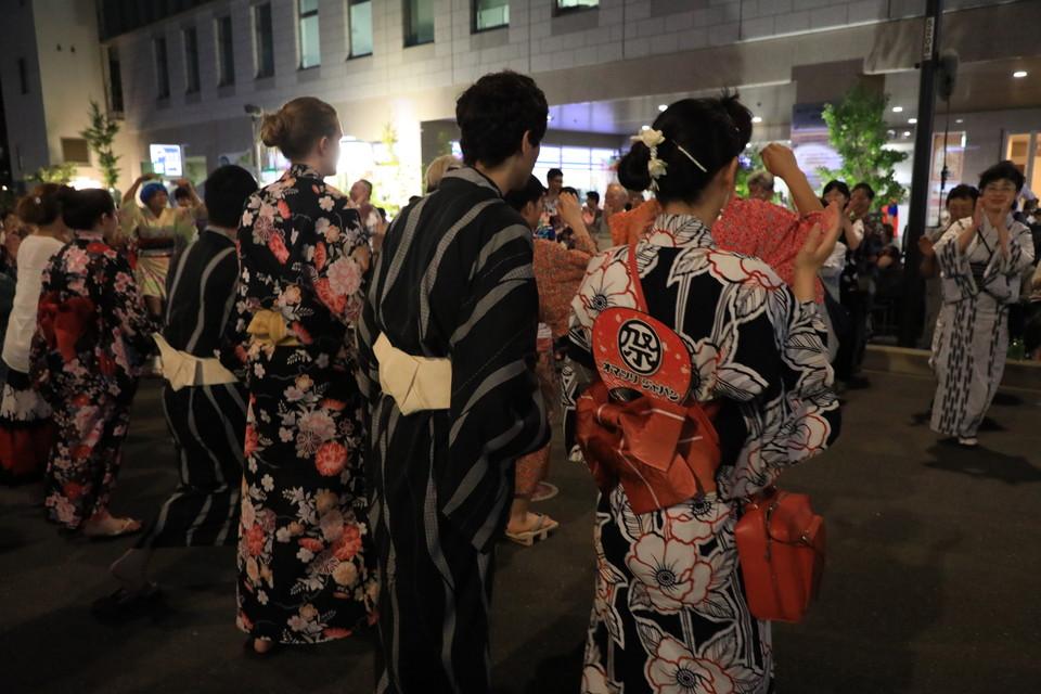 最後はいつもの郡上おどりで踊りの輪が広がる。22日