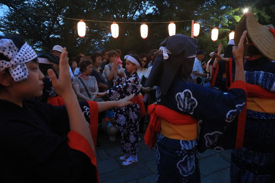 遊行寺境内では秋田から子供たちも参加して西馬音内盆踊りが踊られました。23日