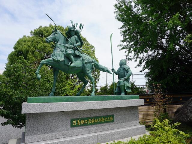 源義経を祀る白旗神社。 「義経没後８３０年」を記念して建立された「義経と弁慶像」 （２０１９年１０月２８日建立）